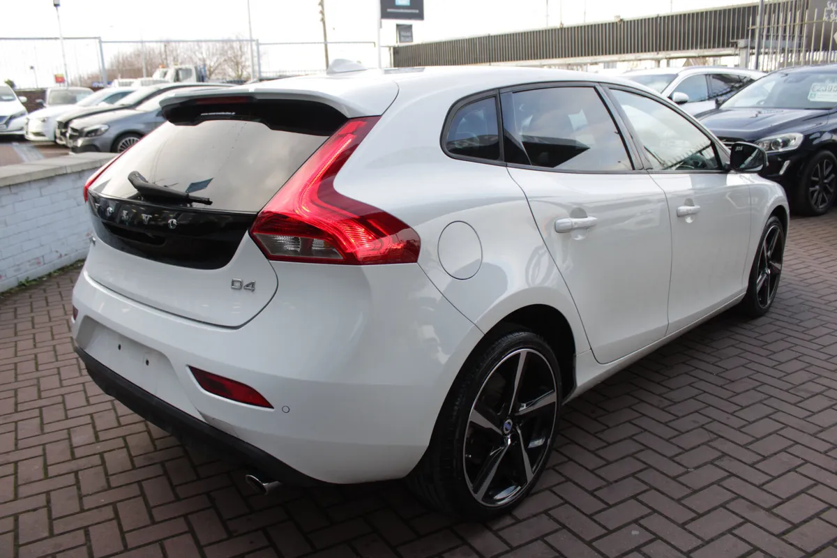 2017 VOLVO V40 - Image 4