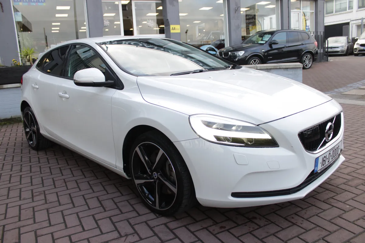 2017 VOLVO V40 - Image 2