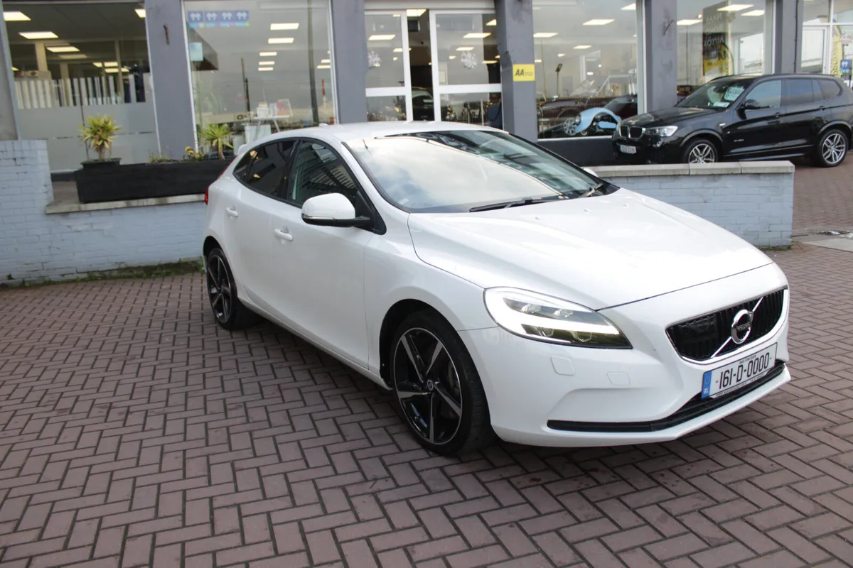 2017 VOLVO V40 - Image 1