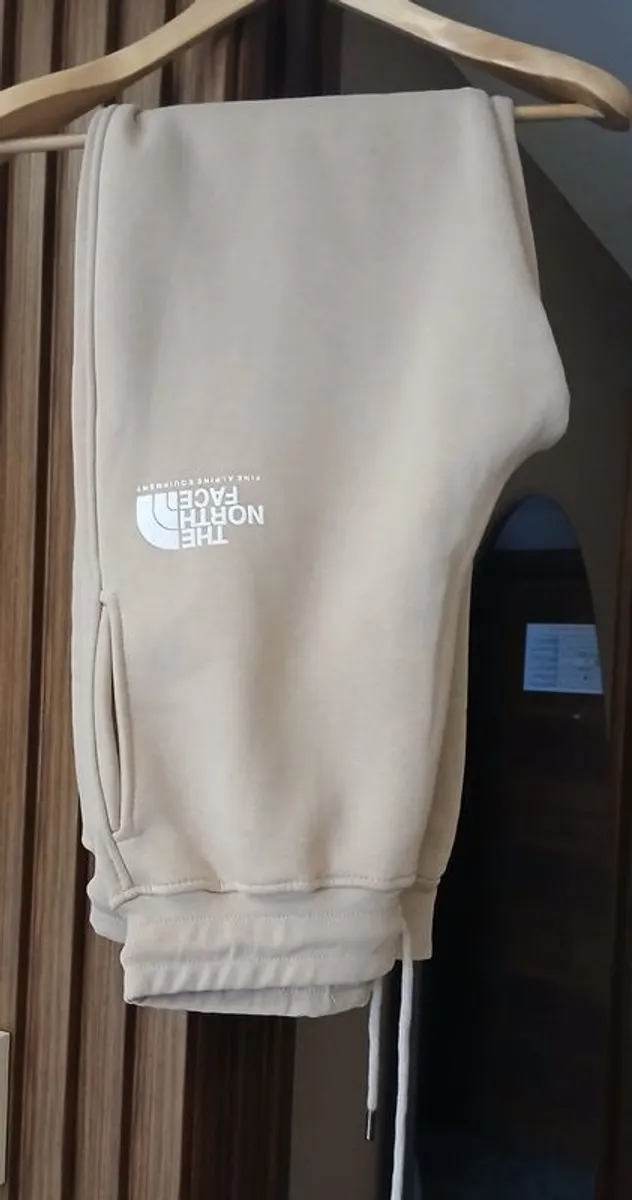 North Face. Hoodie and bottoms - Image 2