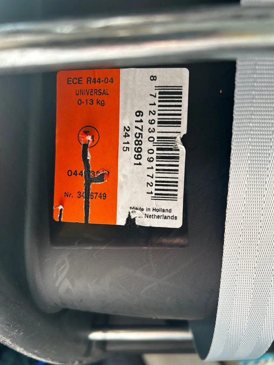 Maxi Cosi car seat with 2 x isofix bases - Image 3