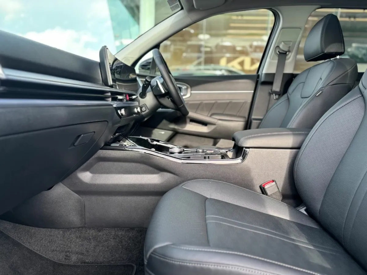 Kia Sorento 1.6 Plug in hybrid ( 7 Seats ) - Image 4
