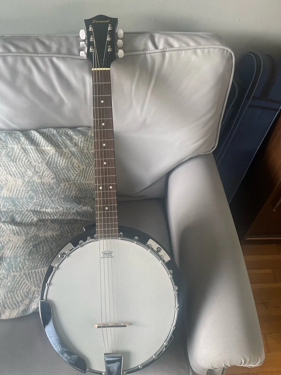 Guitar and banjo - Image 1