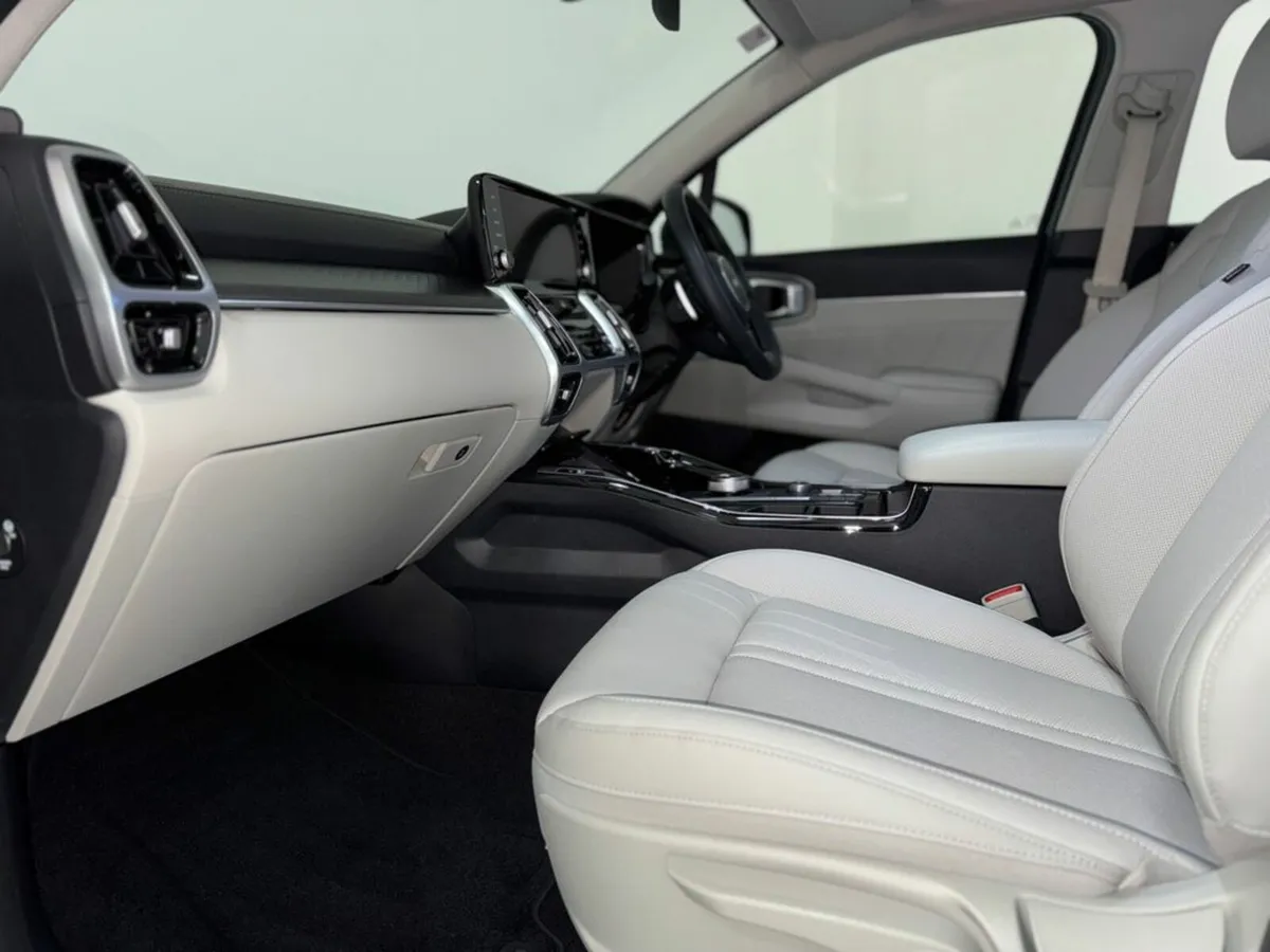 Kia Sorento Phev K3 5DR Auto - Image 3