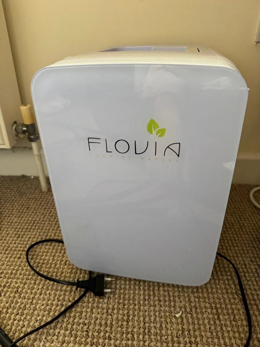 Flowvia mini fridge in excellent condition. - Image 2