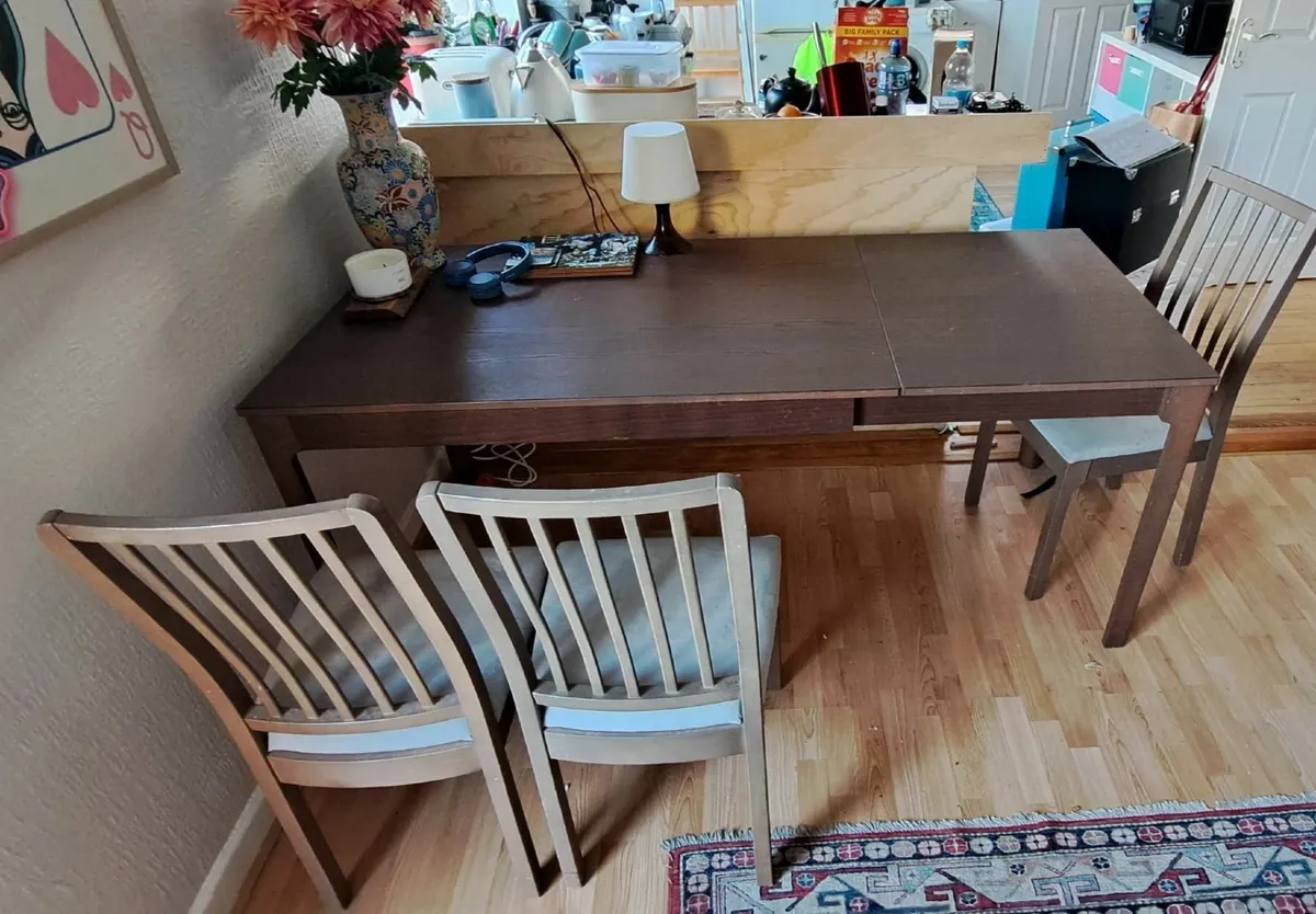 Table and 4 chairs - Image 1