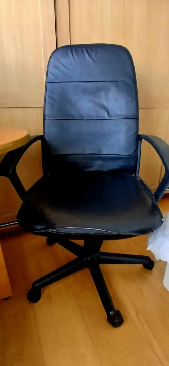 black swivel chair - Image 1