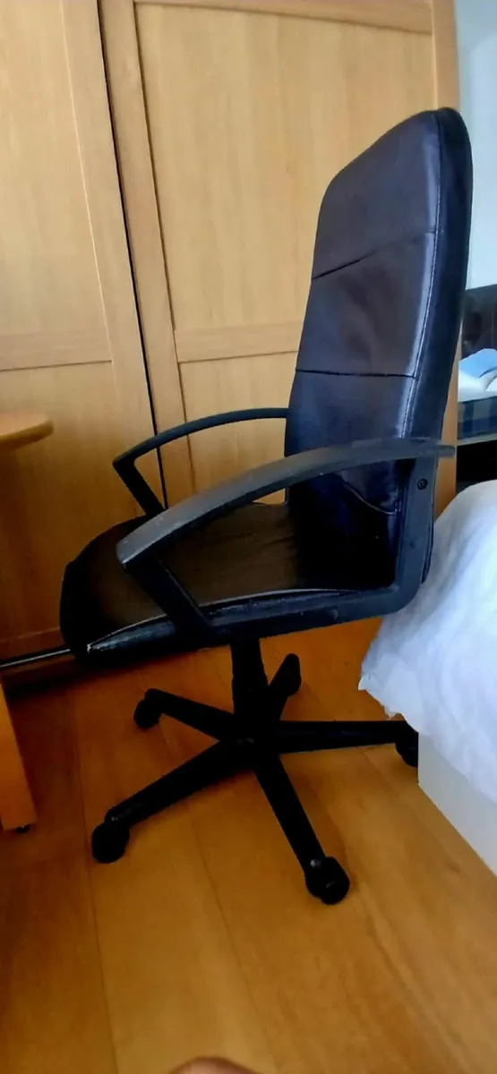 black swivel chair - Image 2