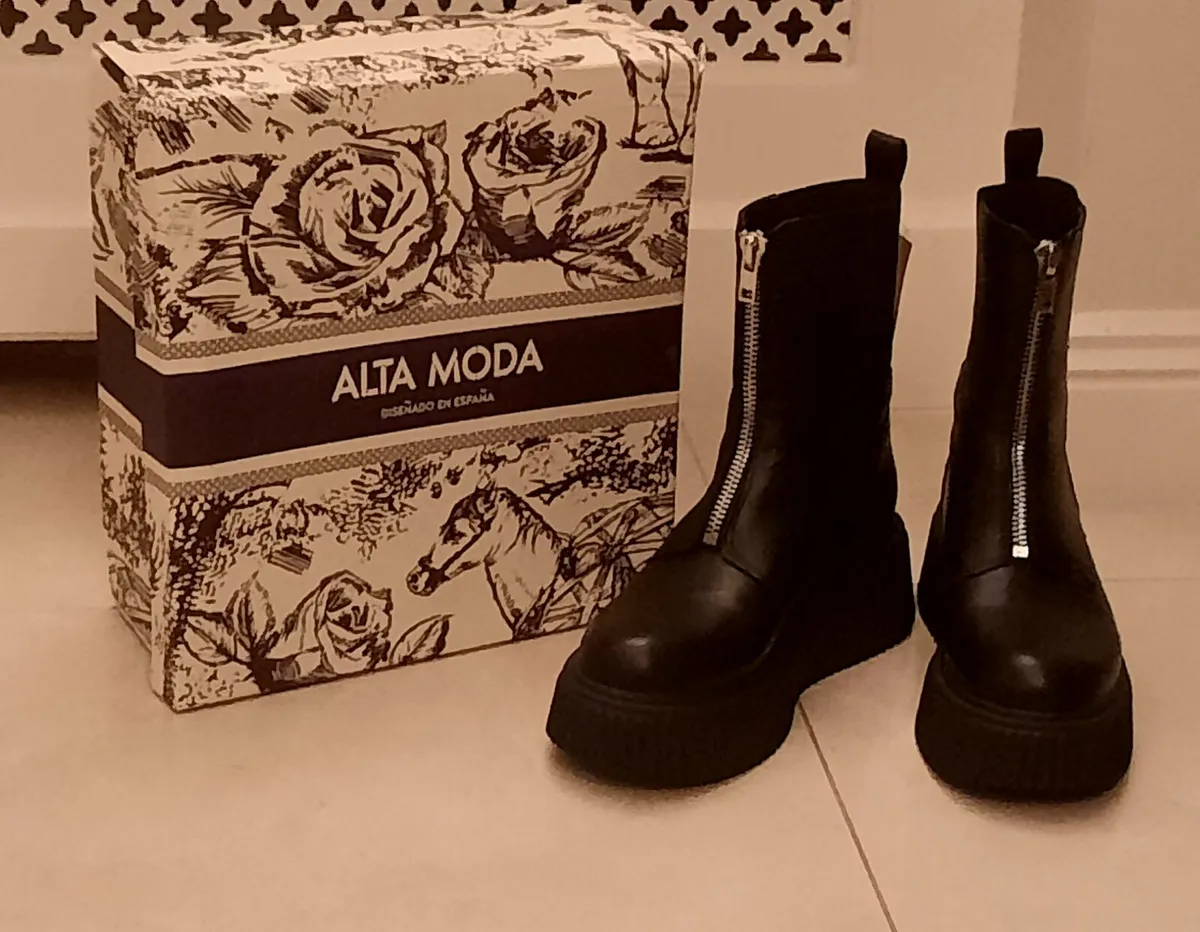 New ! Ladies platform boots   Size 7 - Image 1