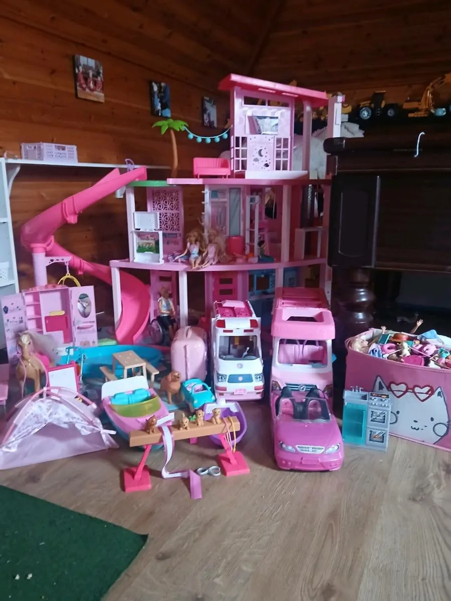 Barbie dreamhouse and vehicles bundle - Image 1