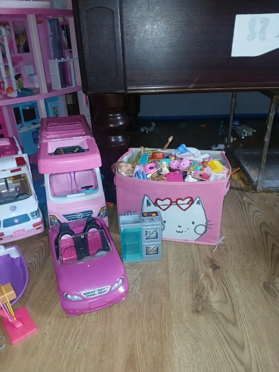 Barbie dreamhouse and vehicles bundle - Image 3