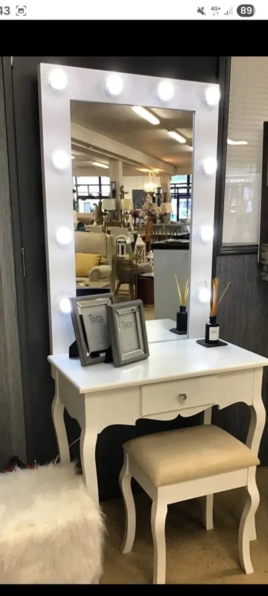 Hollywood vanity - Image 1