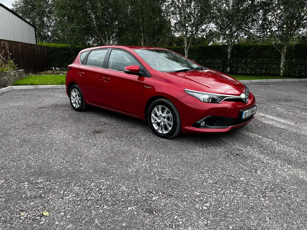 Toyota Auris Hybrid Extensive Service History - Image 3