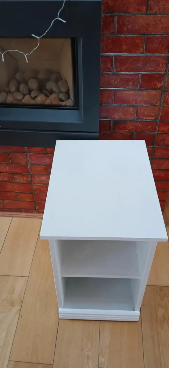 white stand - Image 1