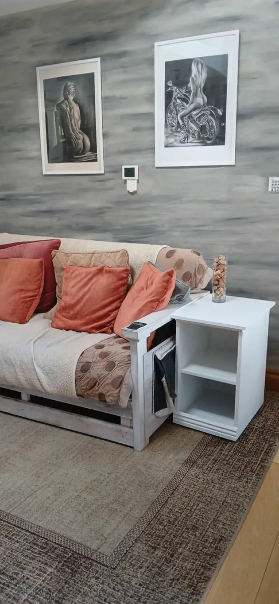 white stand - Image 2