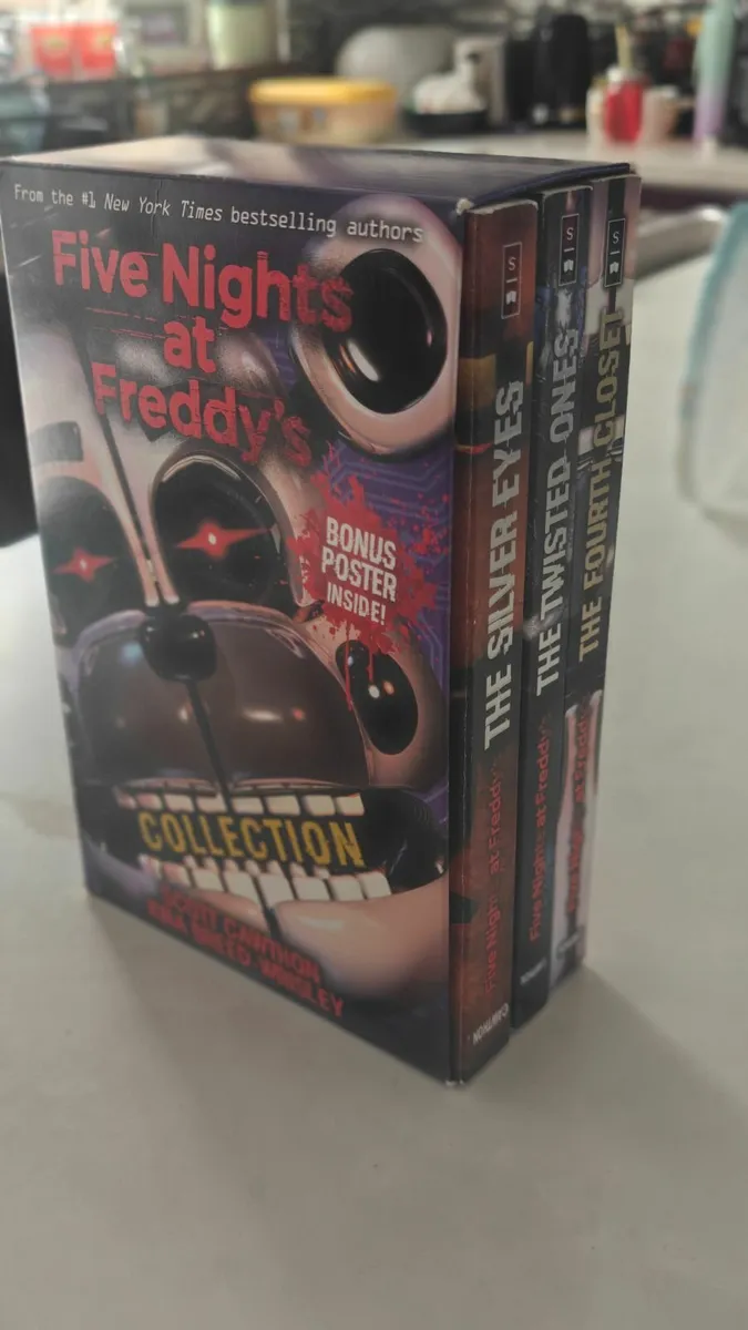 Five Nights at Freddy's books - Image 1