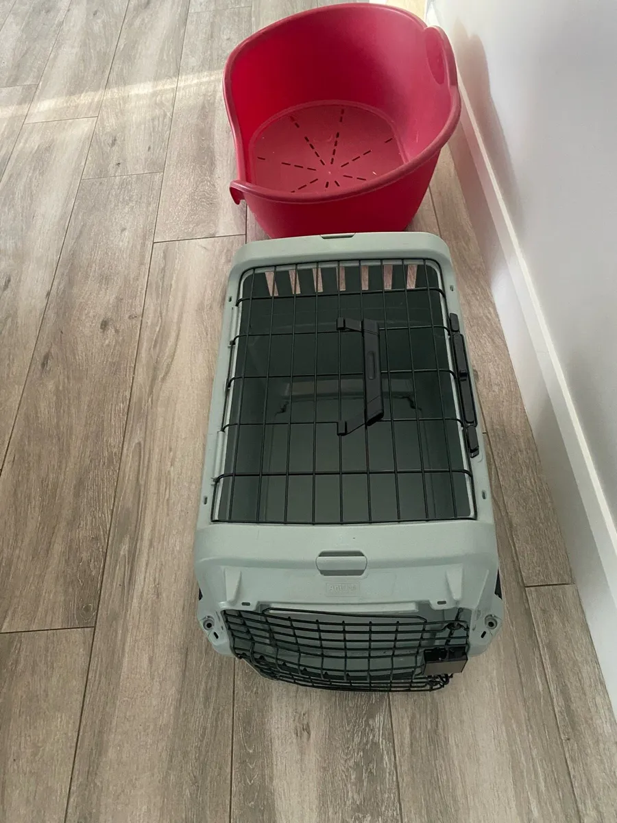 Dog crate and bed - Image 1