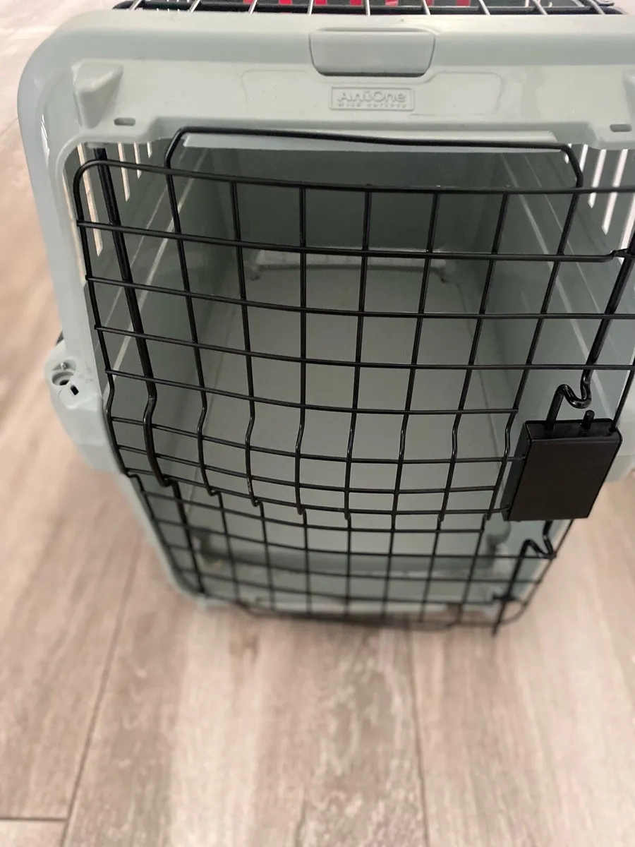 Dog crate and bed - Image 2