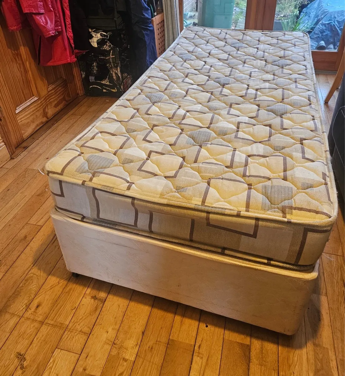 Single Bed (base and mattress)