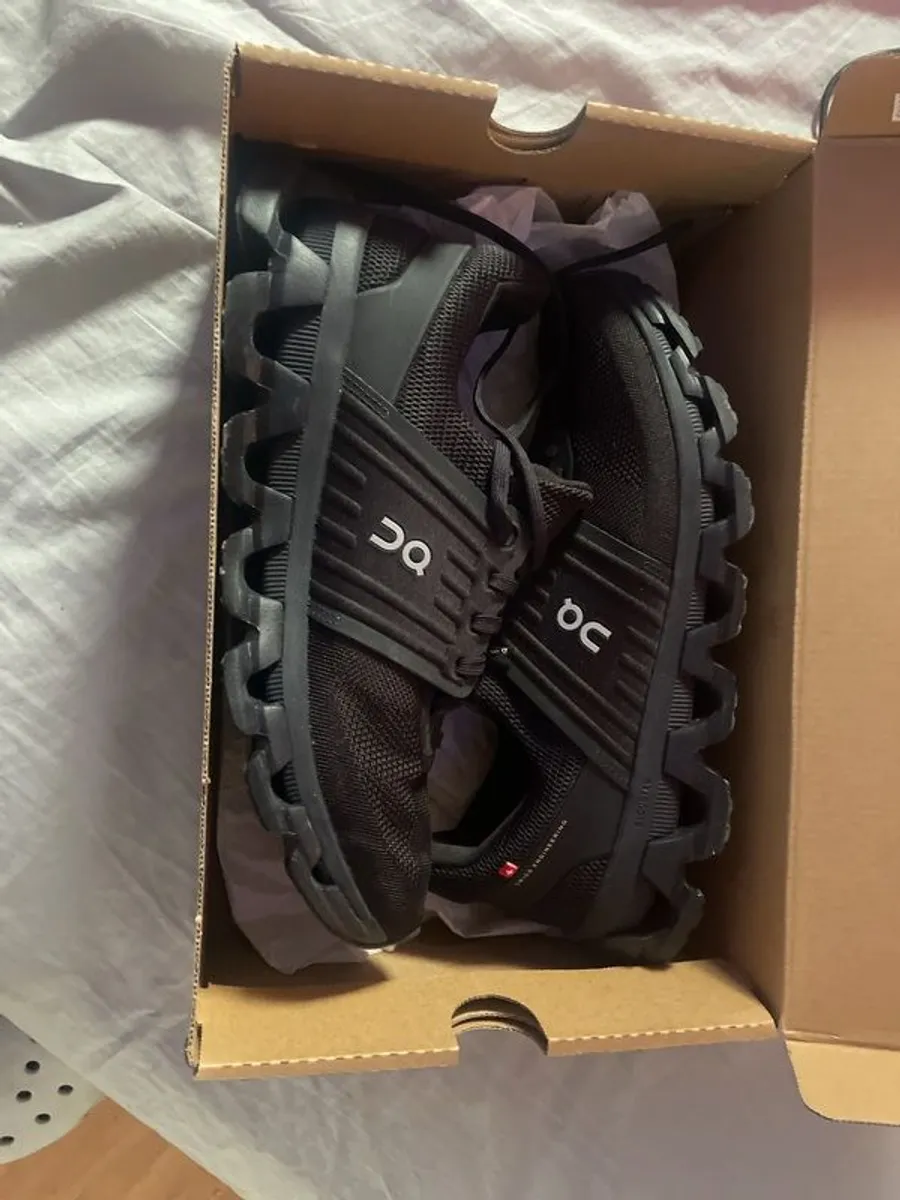 running track shoes - Image 1