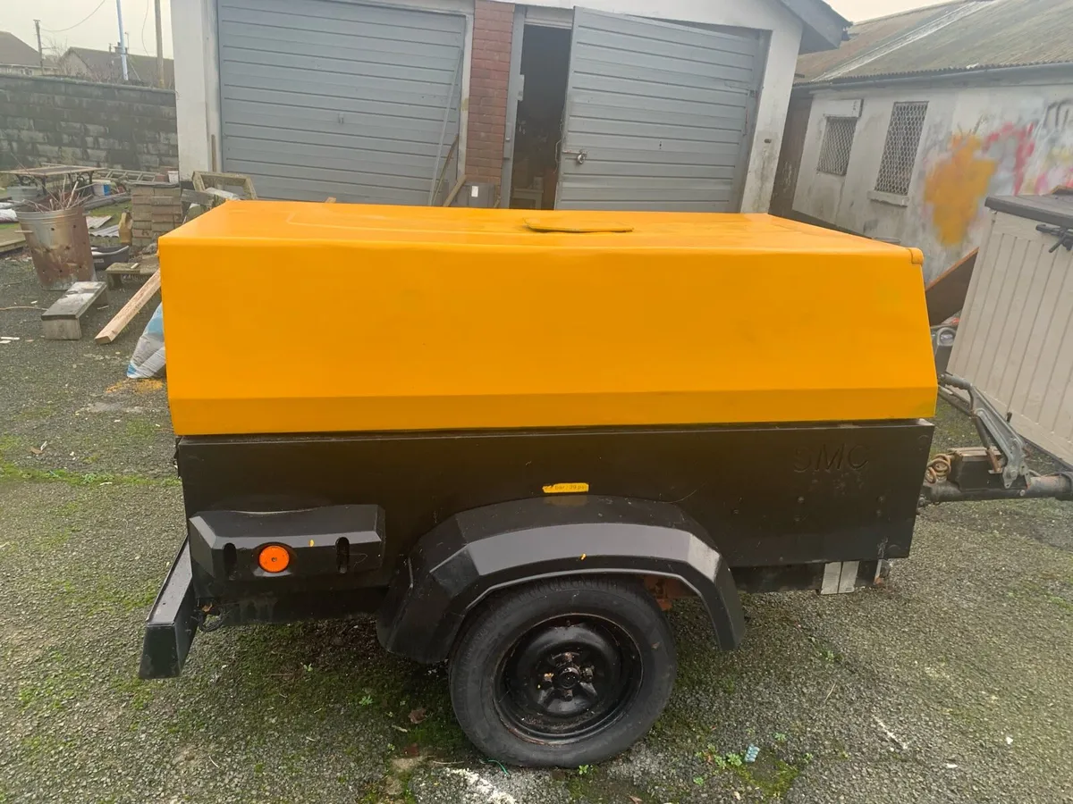 Atlas coco xas47 with generator low hours - Image 1