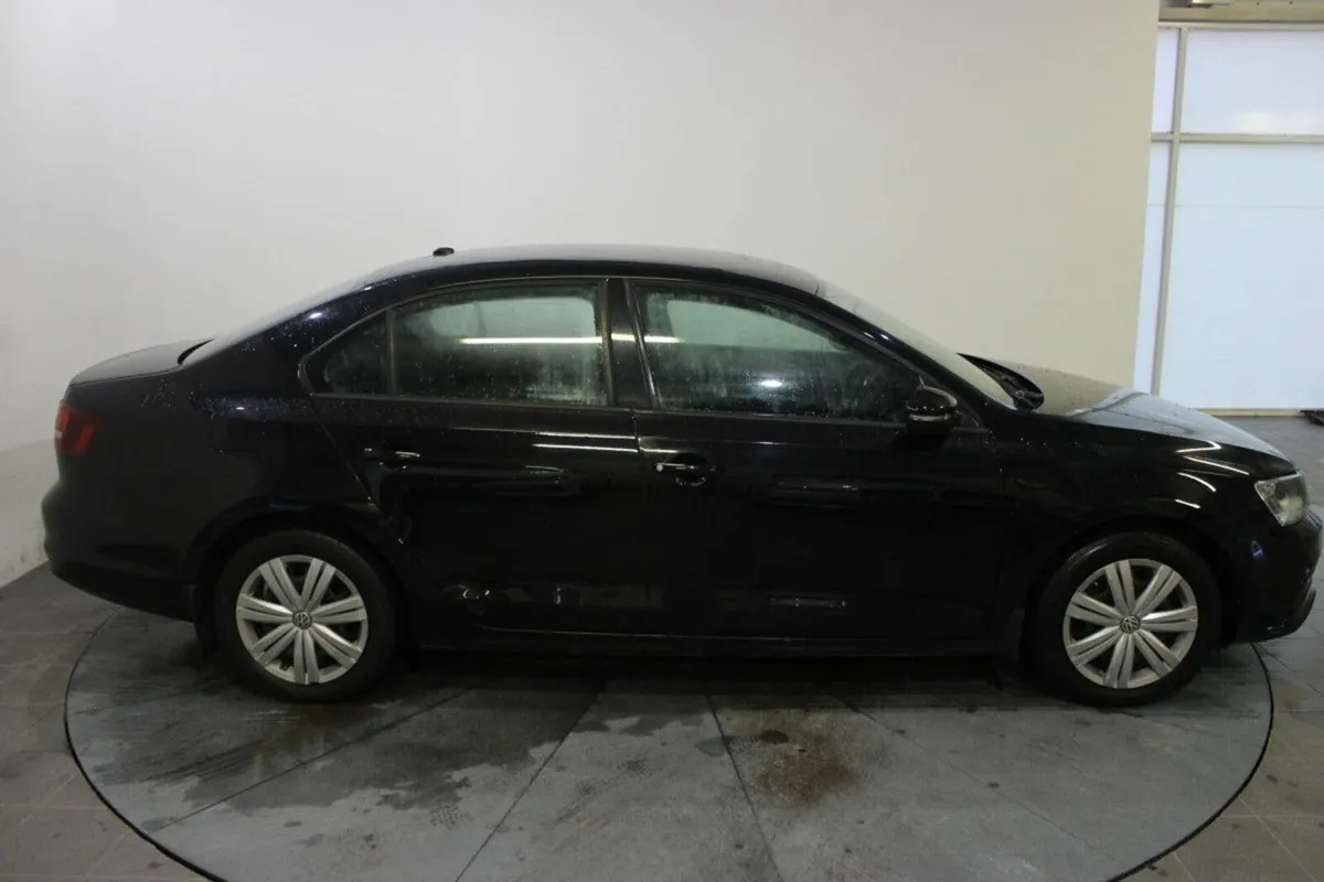 Volkswagen Jetta 2.0 TDI 110HP Trendline - Image 4