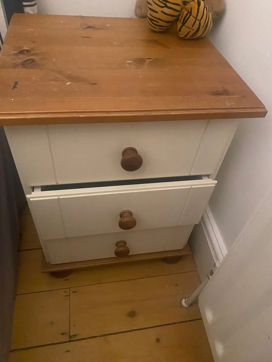 Wardrobe , dresser and two side lockers - Image 3