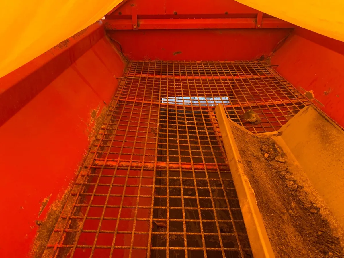 KRM BREDAL K40 LIME/FERTILISER SPREADER - Image 3