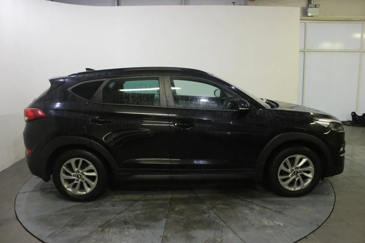 Hyundai Tucson PREMIUM 5DR - Image 3