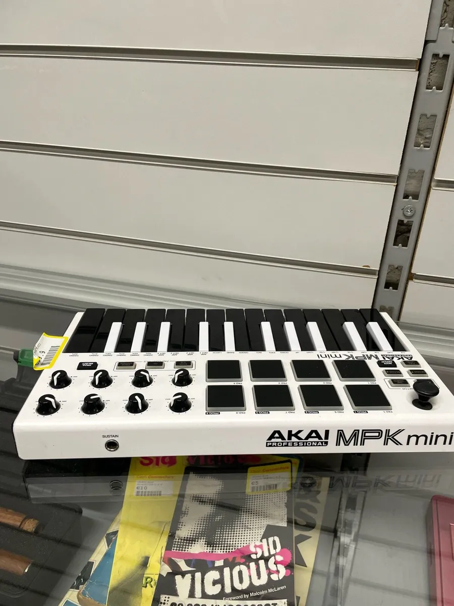 Akai MPK Mini midi keyboard - Image 3