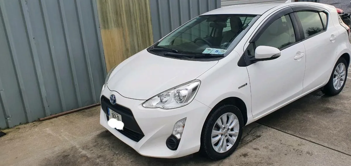 162 TOYOTA AQUA HYBRID - Image 3