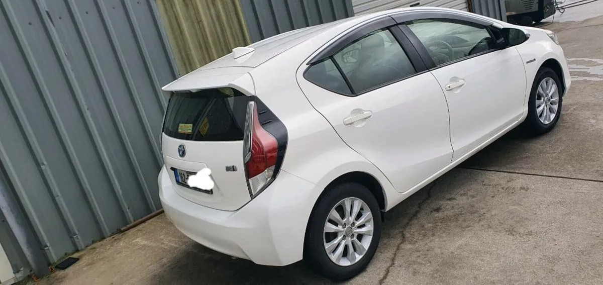 162 TOYOTA AQUA HYBRID - Image 4