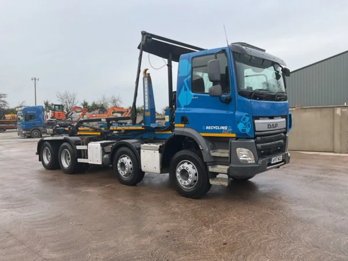 2017 DAF CF440 8x4 Hooklodaer - Image 1