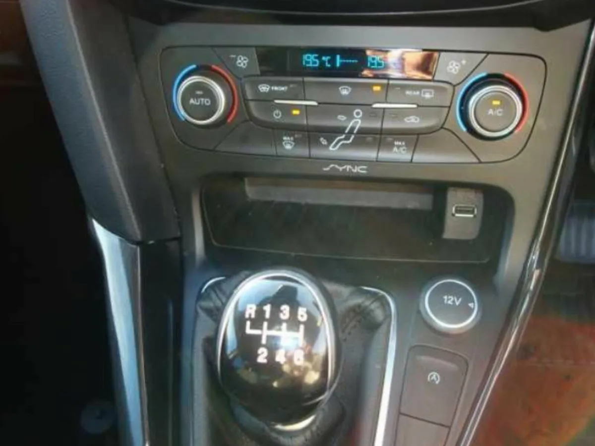 FORD FOCUS TITANIUM (TOP MODEL), LOW MILEAGE - Image 3