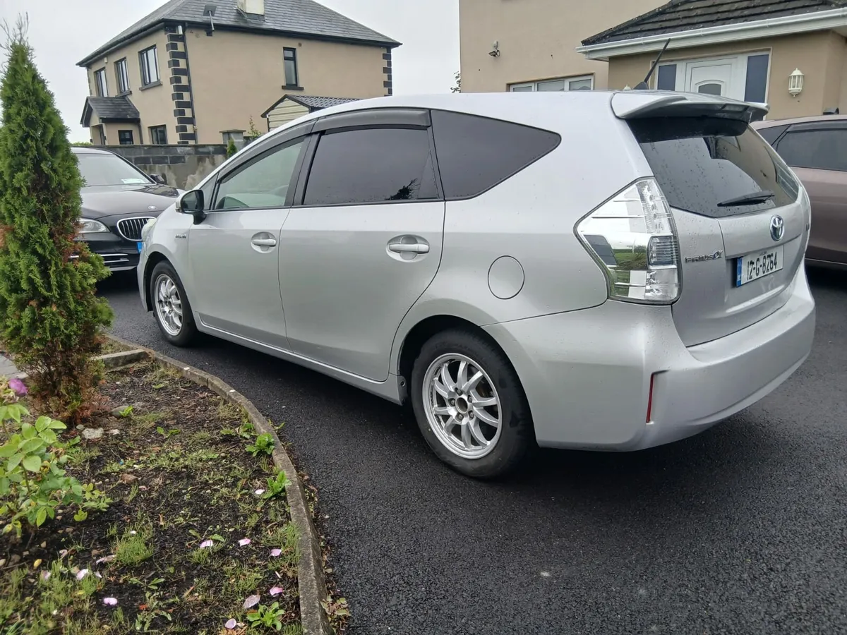 Toyota prius Alpha - Image 1