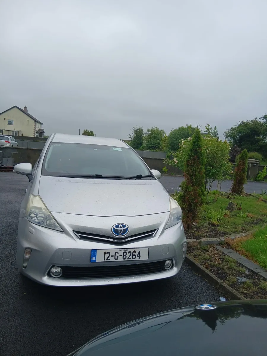 Toyota prius Alpha - Image 2