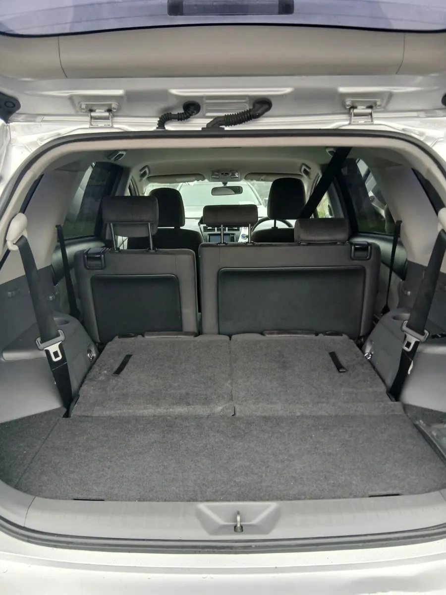 Toyota prius Alpha - Image 4