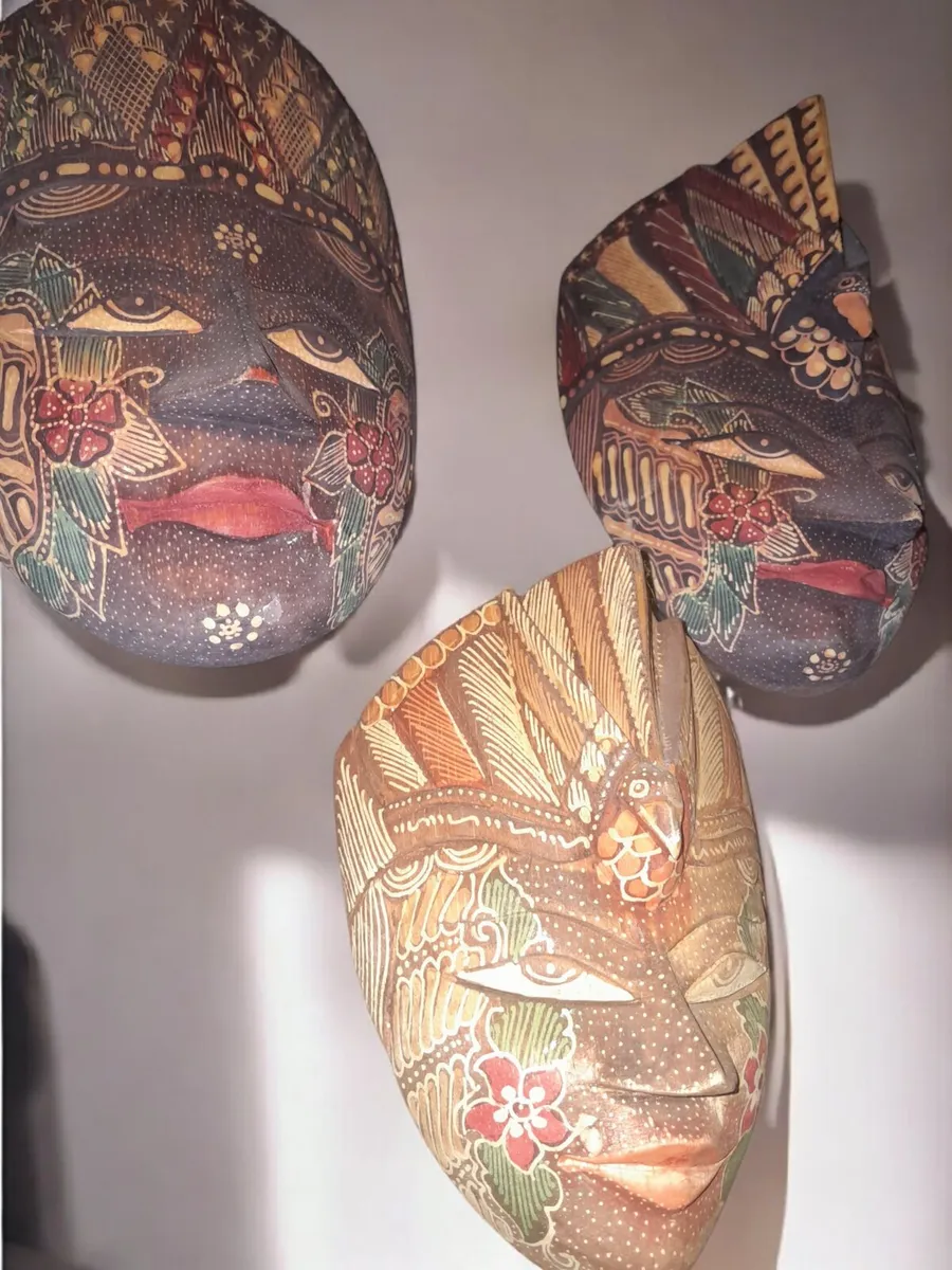 3 rare wall masks - Image 1
