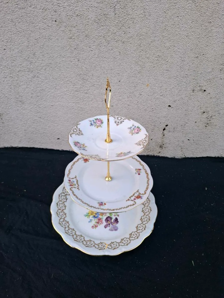 3 tiers china cake stand postage possible