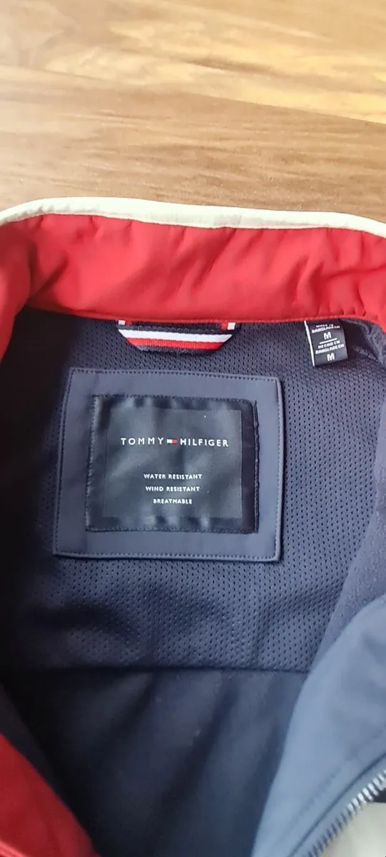 BNWT mens Tommy Hilfiger waterproof jacket medium - Image 3