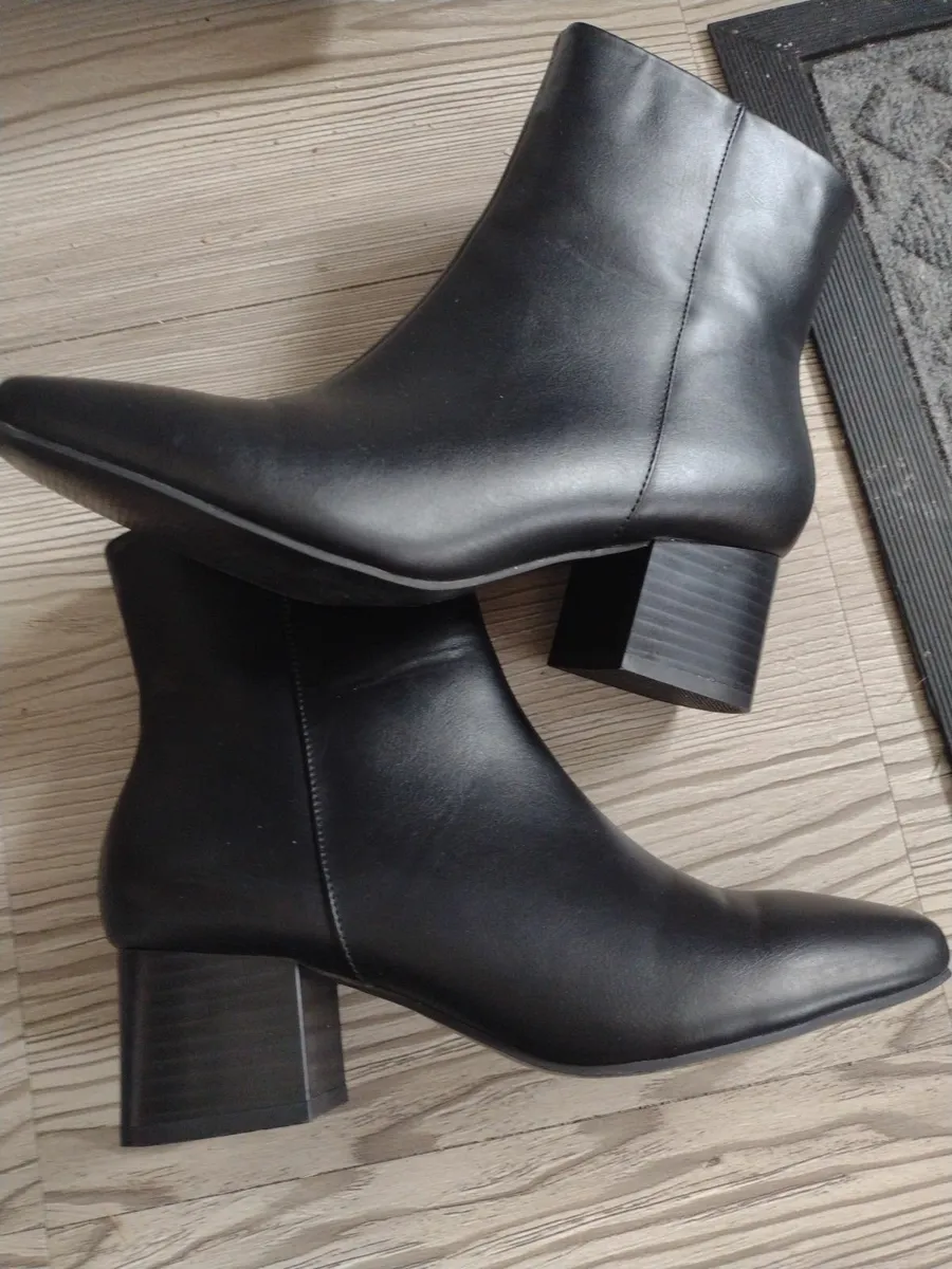 New ladies Dunnes boots UK4 - Image 1