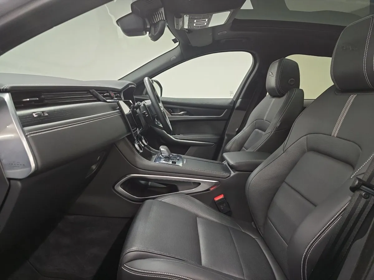 Jaguar F-pace F-Pace Estate Special Editions R-Dyn - Image 3