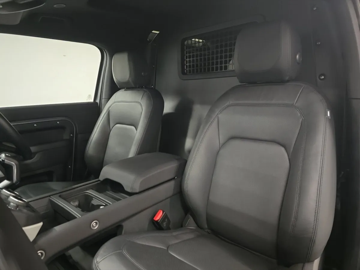 Land Rover Defender 90 Diesel SE - Image 4