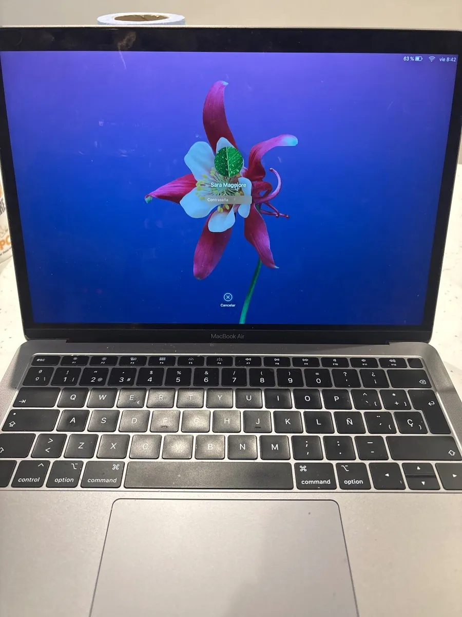 Tech. MacBook Air 2018 in perfect condition - Image 1