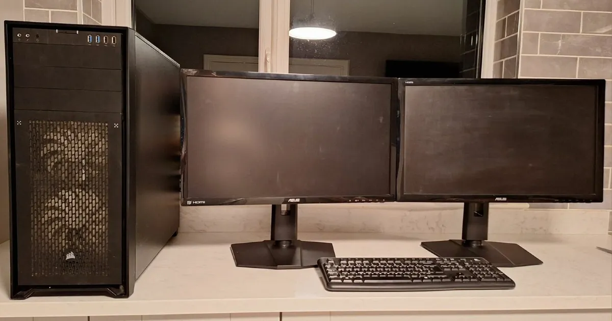 Computer and Monitors - Image 2