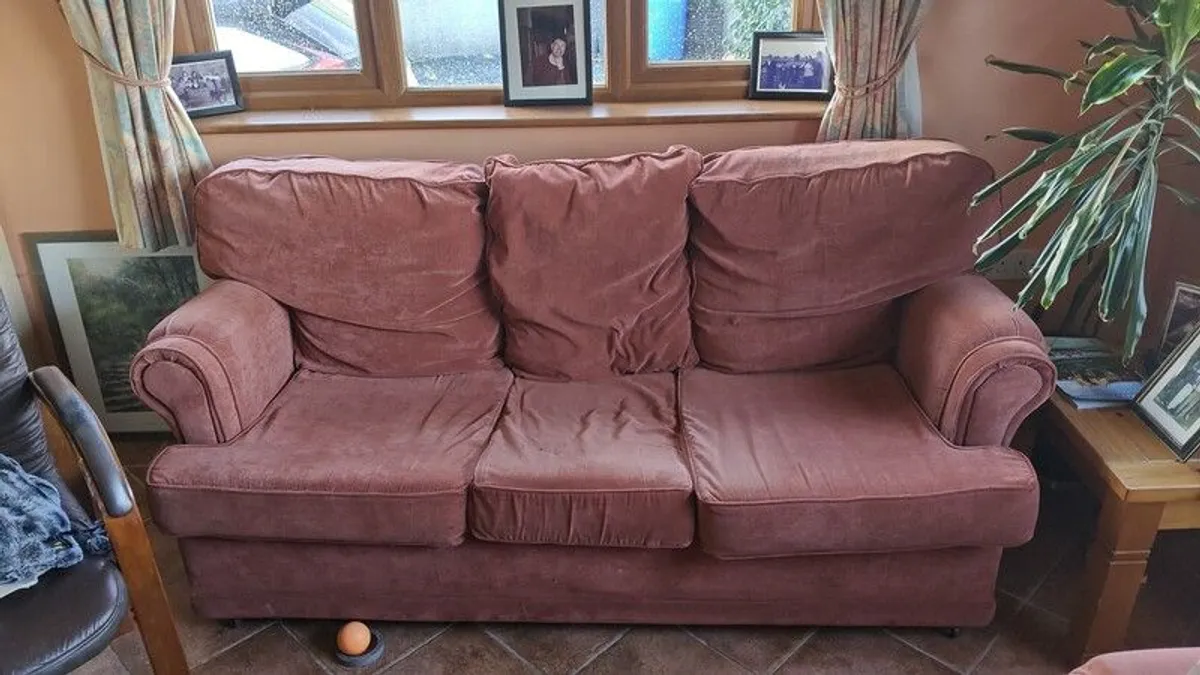 3 piece suite - 3 seater pullout futon sofa with 2 matching armchairs - Image 1