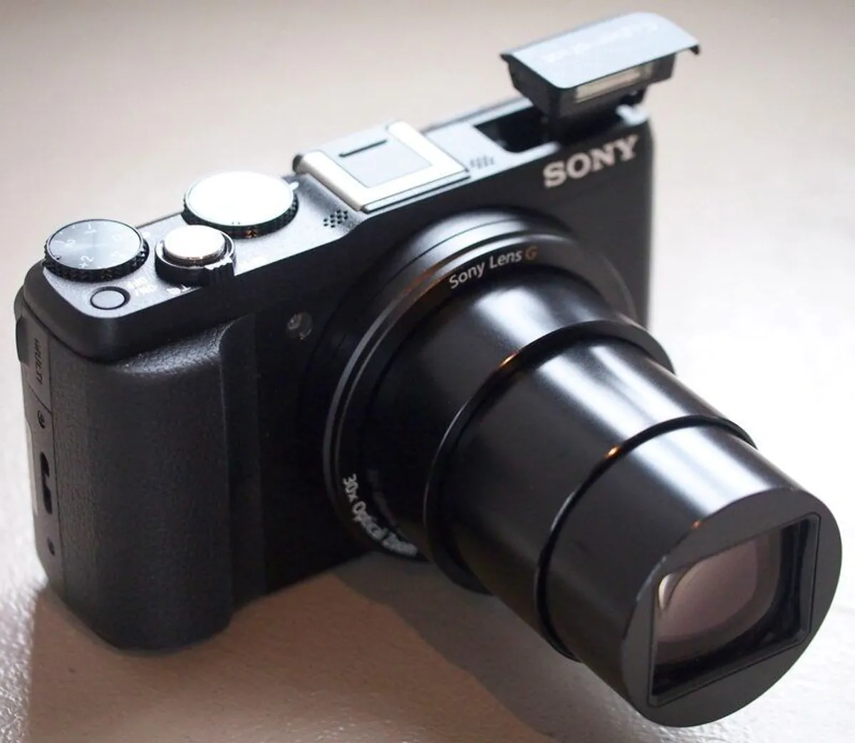 Sony Cyber-Shot DSC-HX60V 20.4MP 30x Digital Camera - Image 1