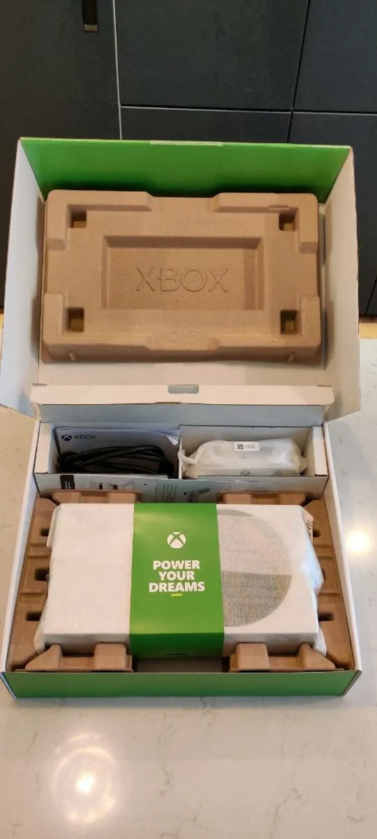 Xbox series S- 512Gb, 1 controller, cables, & Box. - Image 2