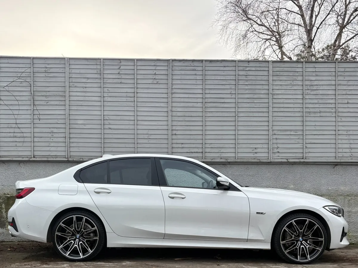 BMW 3-Series 2021 SE PRO AUTO UPGRADED 20" ALLOYS - Image 2