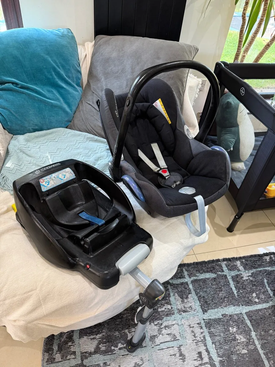 Maxi Cozy car seat and iso fix base in swords - Image 1